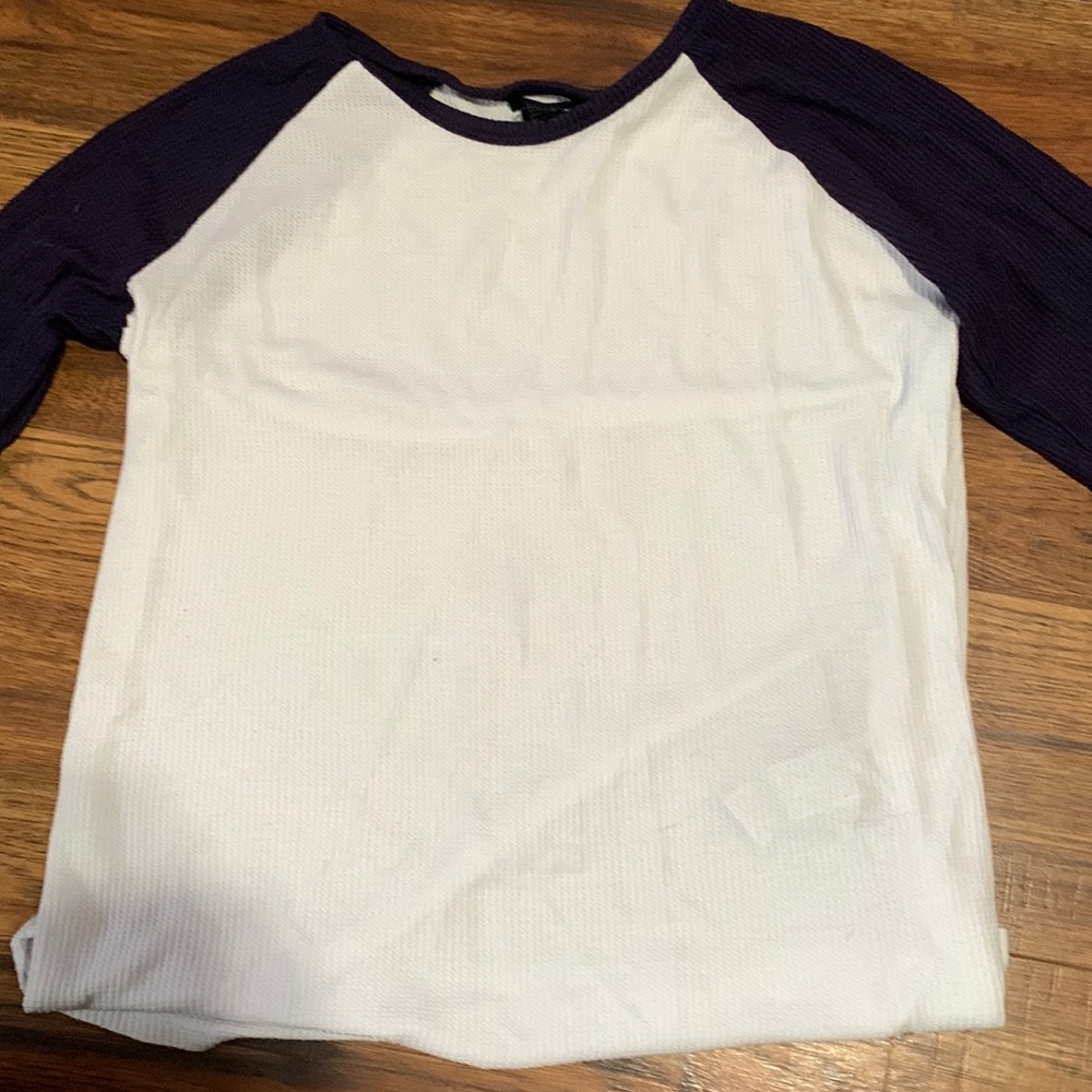white and navy blue long sleeve shirt